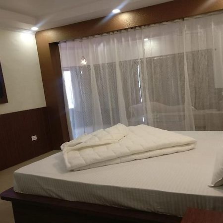 דהראדון Hotel Utsav מראה חיצוני תמונה