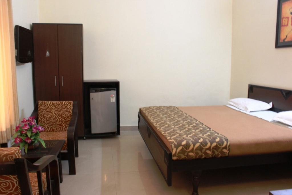 דהראדון Hotel Utsav מראה חיצוני תמונה