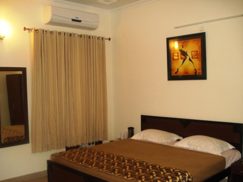 דהראדון Hotel Utsav מראה חיצוני תמונה