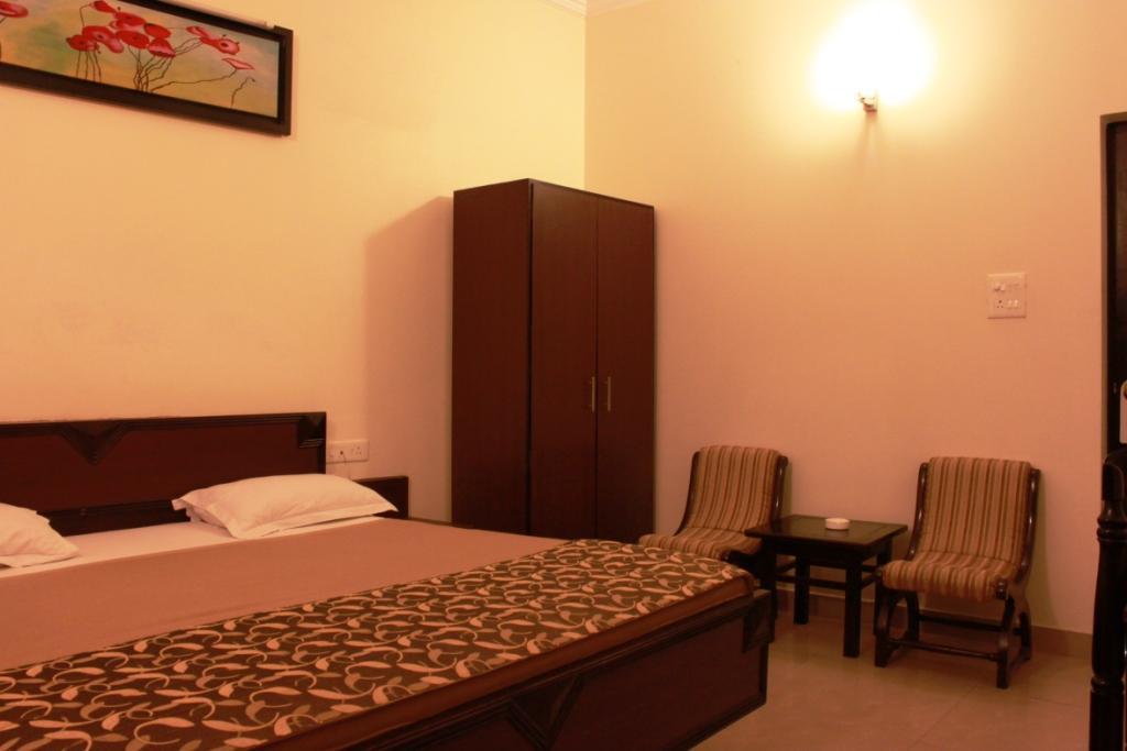 דהראדון Hotel Utsav מראה חיצוני תמונה