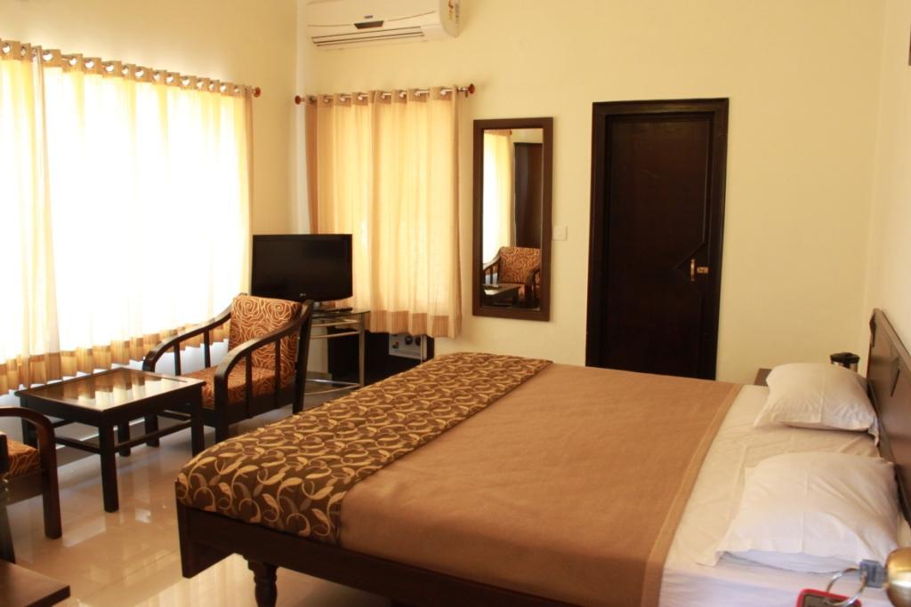 דהראדון Hotel Utsav מראה חיצוני תמונה