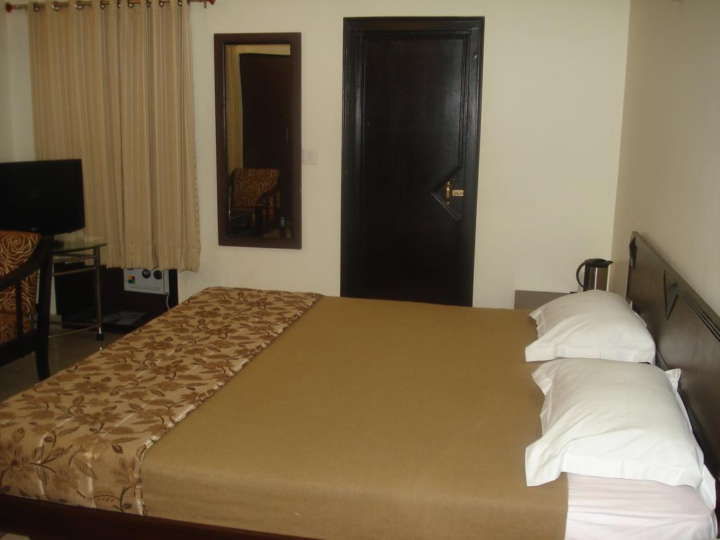 דהראדון Hotel Utsav מראה חיצוני תמונה