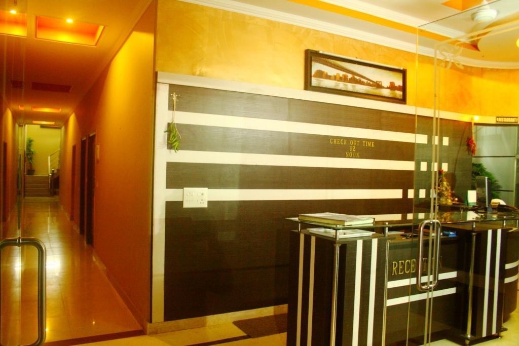 דהראדון Hotel Utsav מראה חיצוני תמונה
