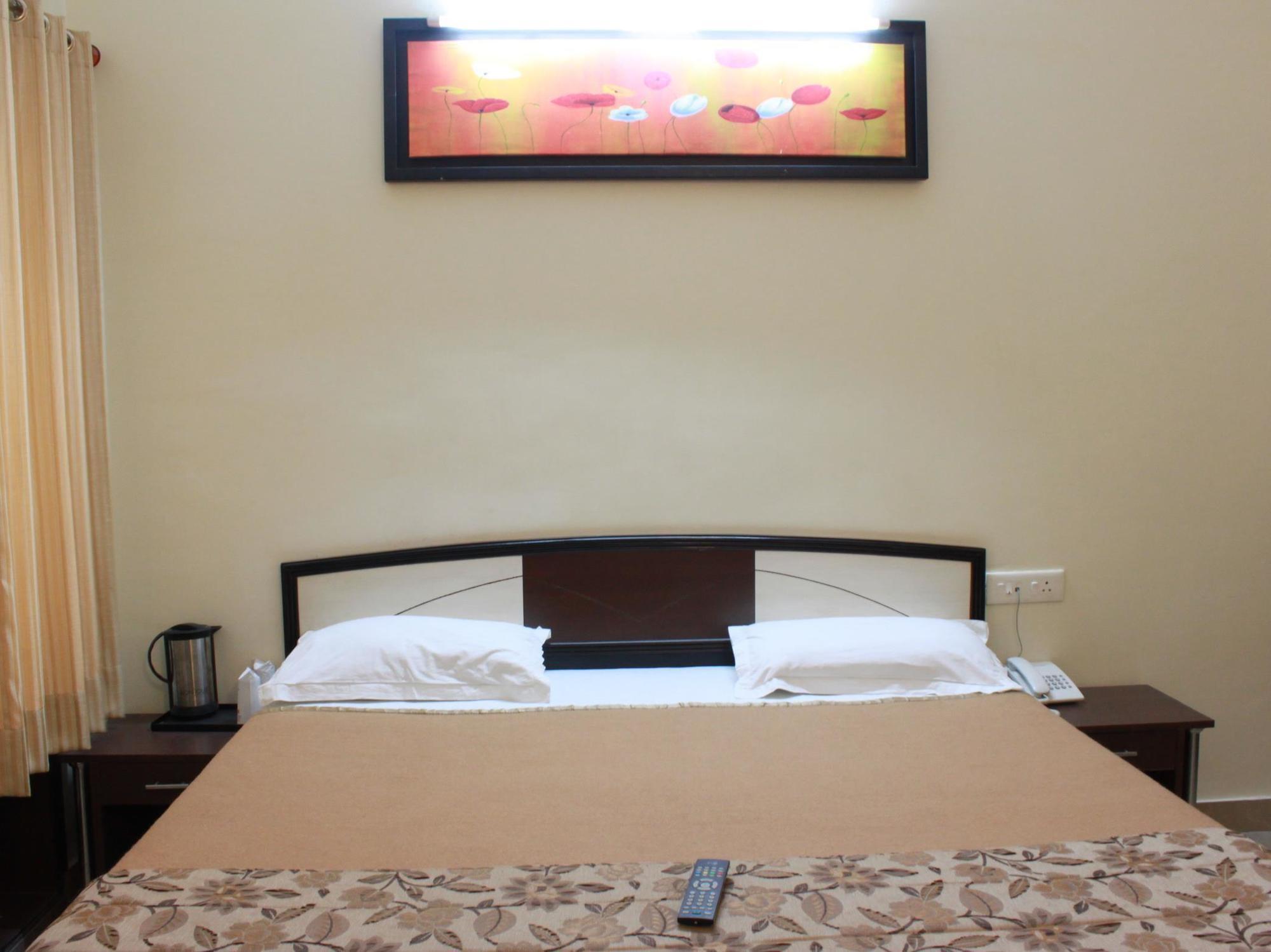 דהראדון Hotel Utsav מראה חיצוני תמונה