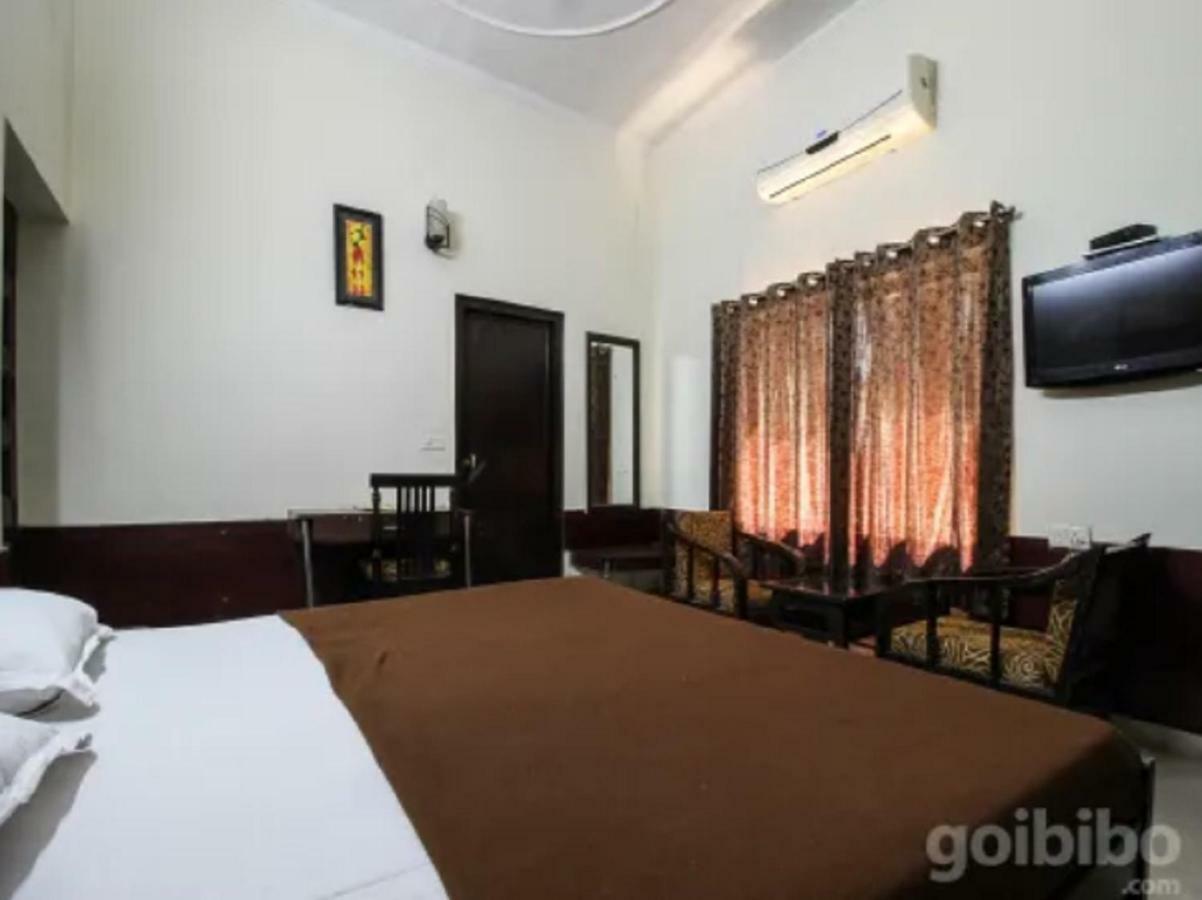 דהראדון Hotel Utsav מראה חיצוני תמונה