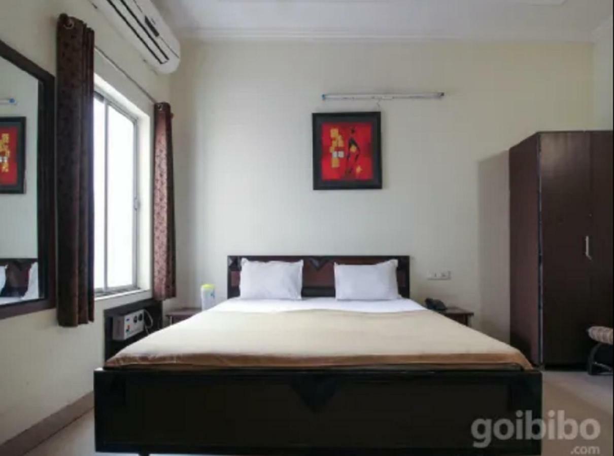 דהראדון Hotel Utsav מראה חיצוני תמונה