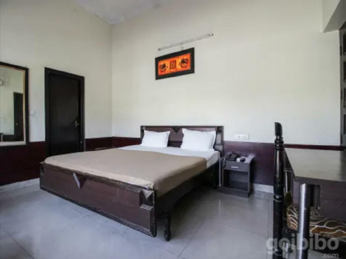 דהראדון Hotel Utsav מראה חיצוני תמונה