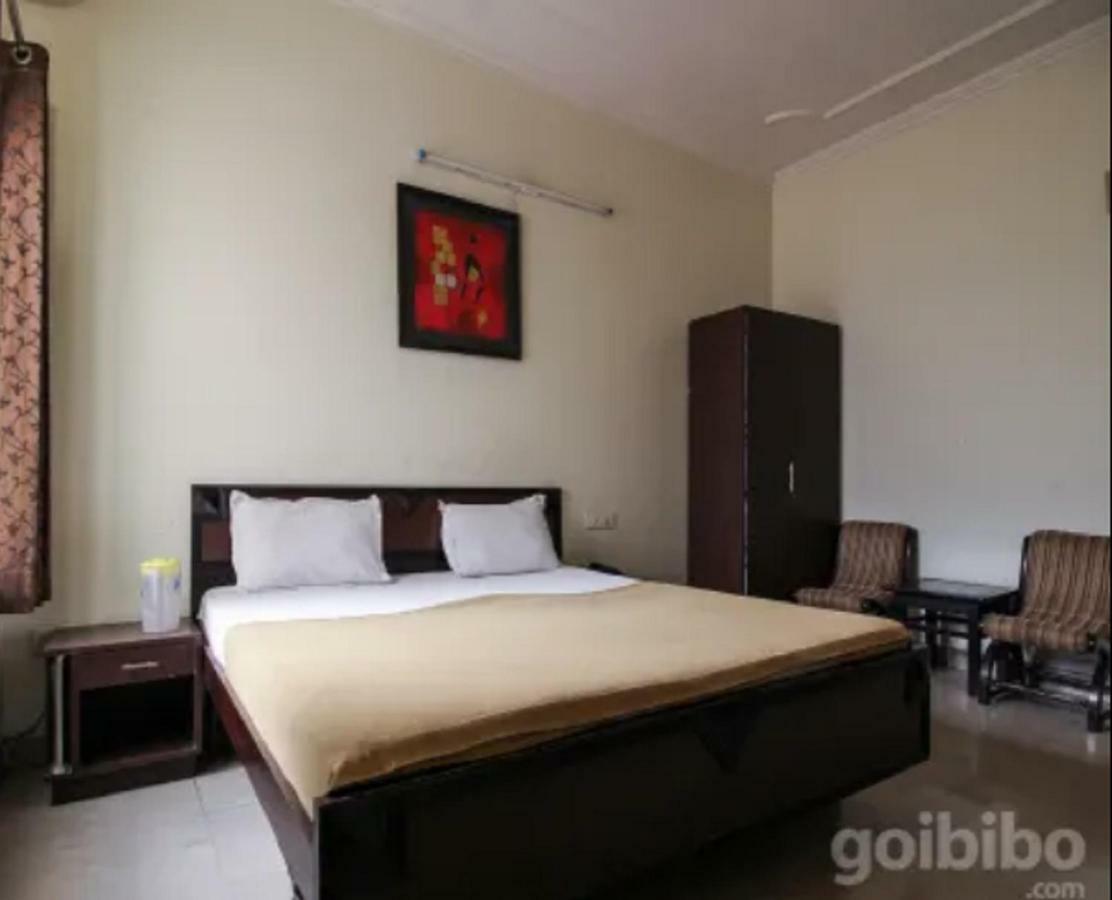 דהראדון Hotel Utsav מראה חיצוני תמונה