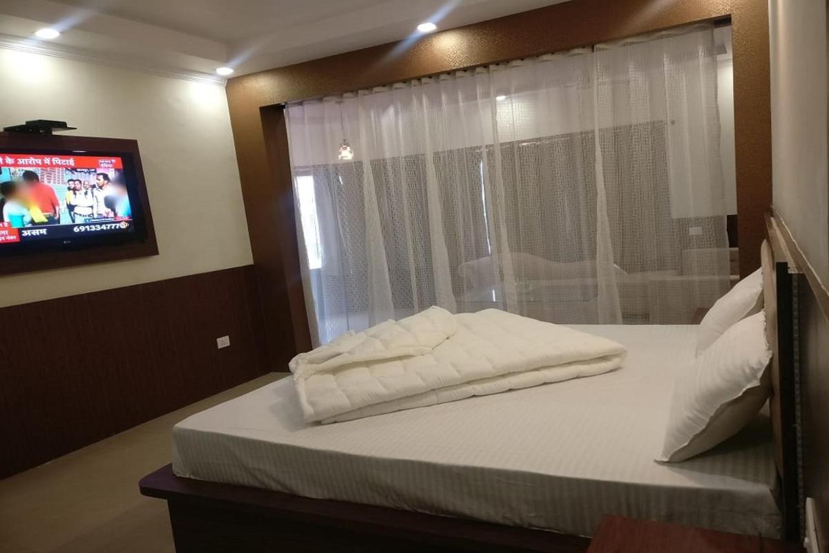 דהראדון Hotel Utsav מראה חיצוני תמונה