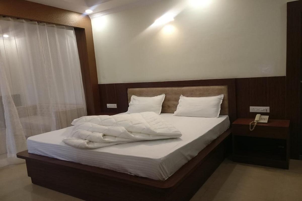 דהראדון Hotel Utsav מראה חיצוני תמונה