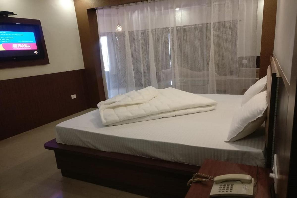 דהראדון Hotel Utsav מראה חיצוני תמונה