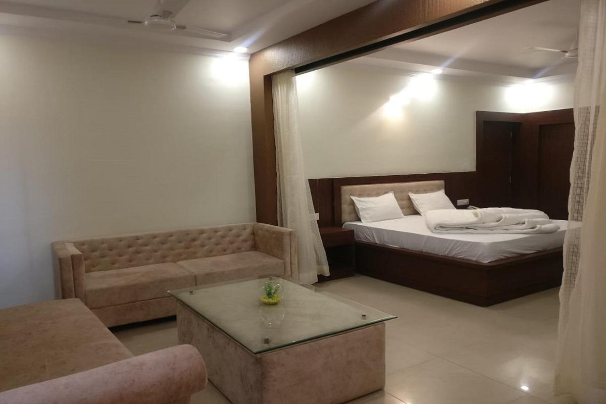 דהראדון Hotel Utsav מראה חיצוני תמונה